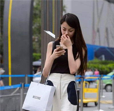 【碎花】街拍:美女碎花上衣配黑色短裤,时尚潮流,酷范十足