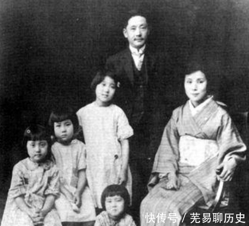  『妻子』郭沫若妻子整理丈夫遗物时，发现几封信，看后选择自缢身亡，为啥