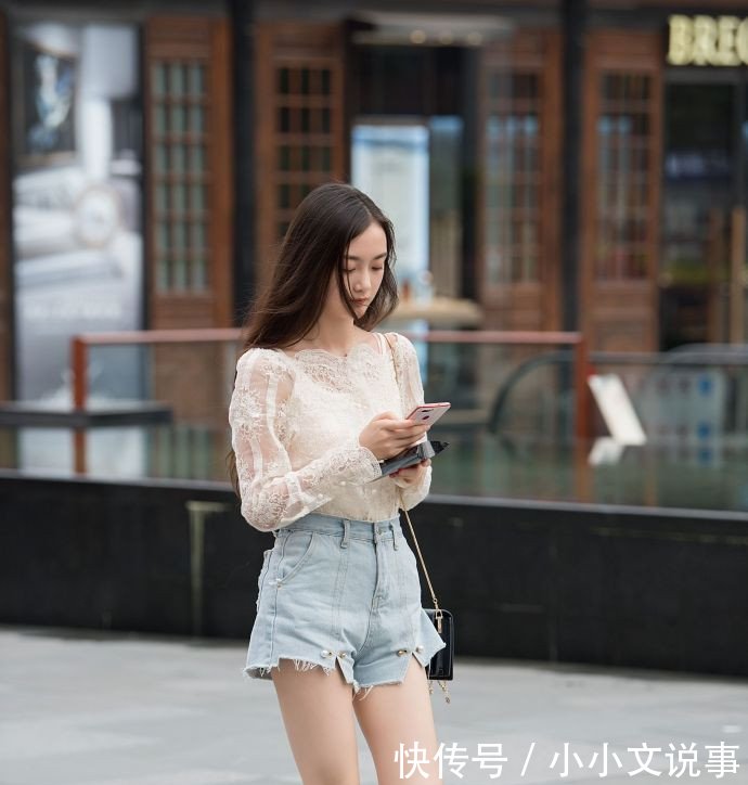 街拍，小姐姐身材高挑，穿露肩连衣裙，皮肤白皙，大长腿抢镜！