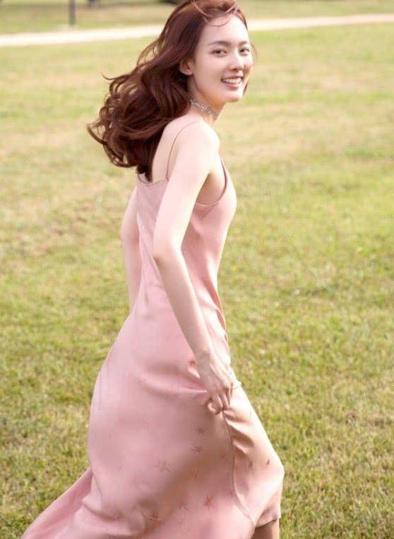 杨之楹拉起裙摆缝出了两个口袋，还随随便便穿出了初恋的感觉！