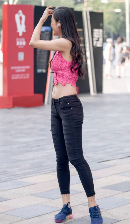 气质小姐姐紧身牛仔裤没有穿出吸睛的效果，露脐装却补足了这一点