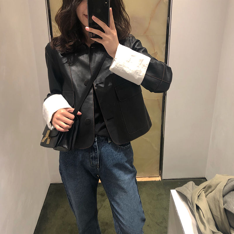 小个子小姨,穿着皮衣+短靴,没人信她1米4,人人夸高挑气质好