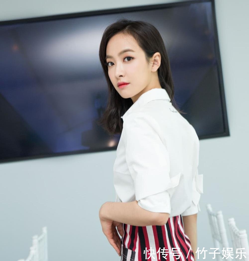 宋茜现身机场, 白T配针织短裙, 网友: 白白浪费4万多的名牌包包!