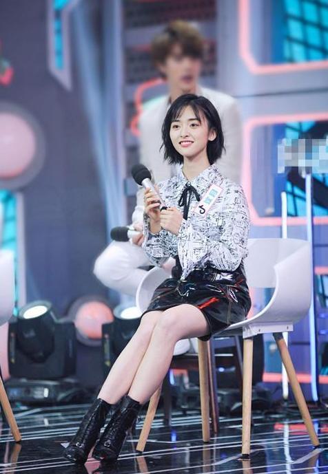 沈月撞上崔雪莉, 穿长裙美似仙女却被肩带出卖, 网友: 没对比就没