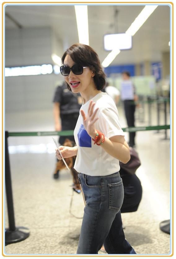 看了28岁李沁的仔裤，再看41岁陈数，网友：果然腿细就是资本！