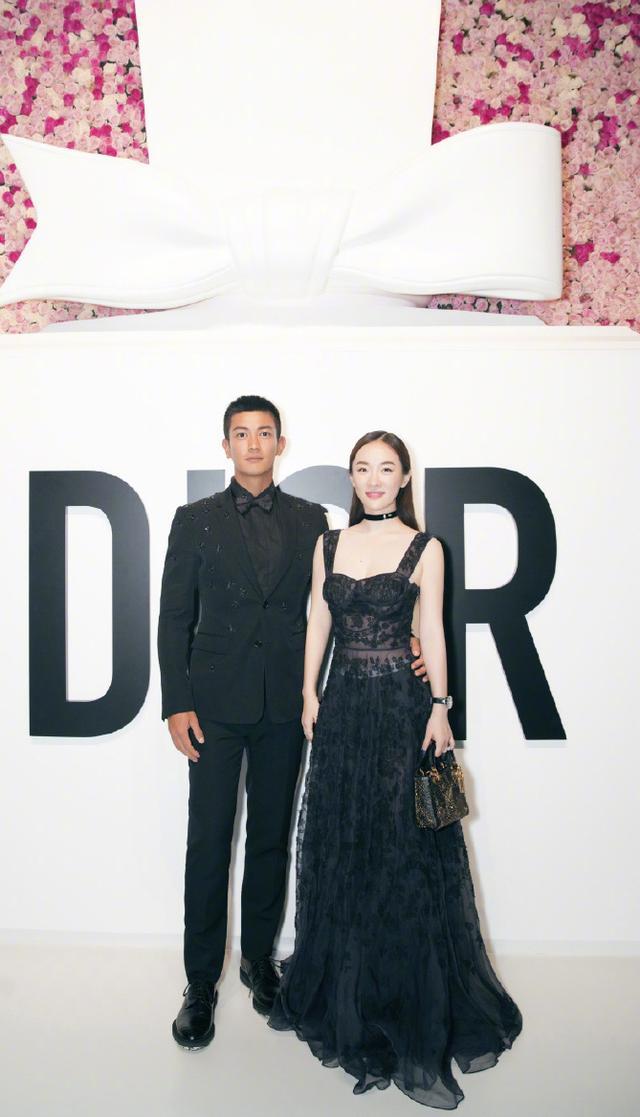 霍思燕身穿条纹衬衫+牛仔裤，气场全开，网友：15cm高跟鞋太抢镜