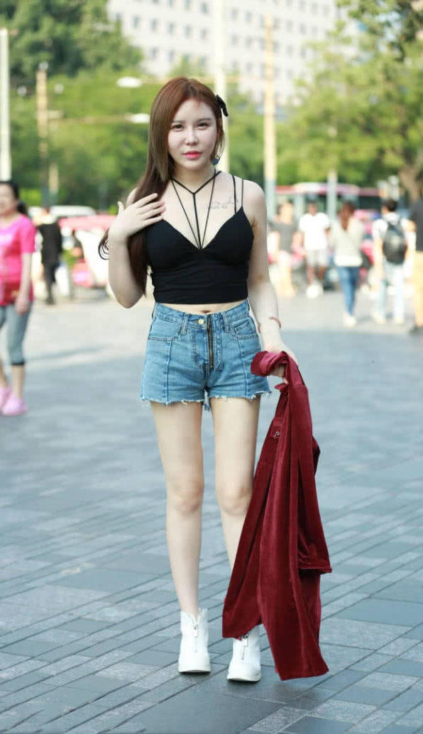 时尚女郎穿黑色吊带裹出肉感饱满的上围曲线，身材火辣让人看花了