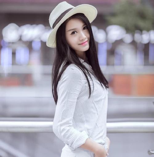 美女穿着苗条白色牛仔裤，婀娜身形让人迷恋不已！