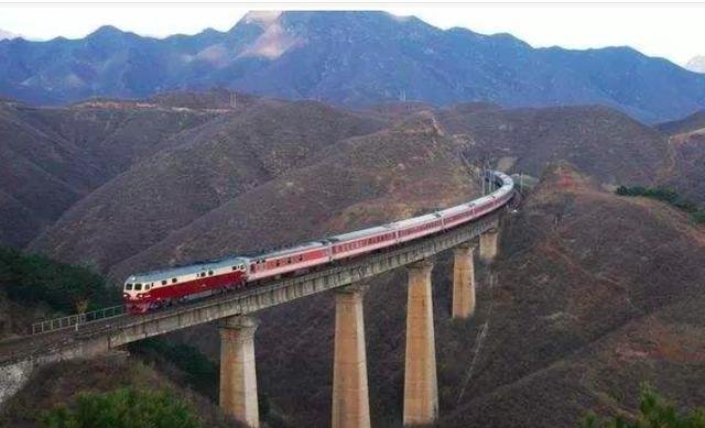 京通铁路1977年建成，贯穿华北、东北地区，为数不多的绿皮火车线