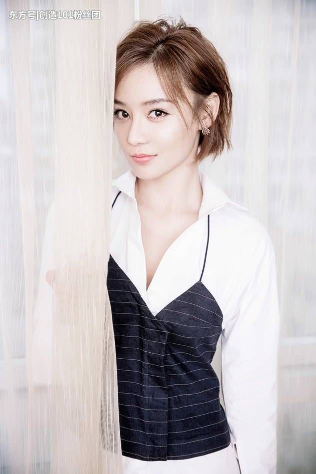 袁珊珊是94斤，迪丽热巴也94斤，二人同穿紧身裤，画风尴尬