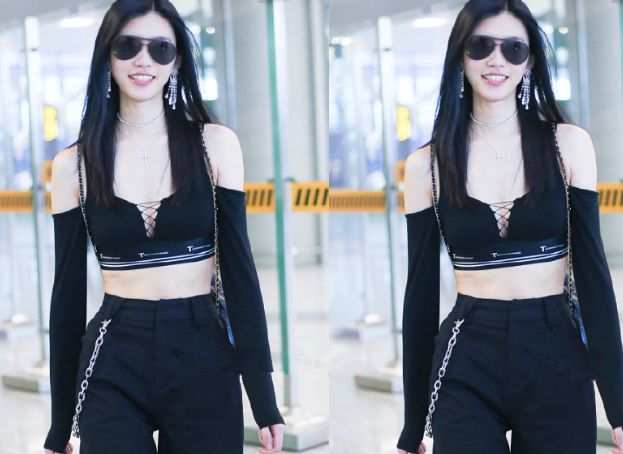 29岁奚梦瑶胆真大！穿露脐装秀细腰，网友：难怪何猷君看上她