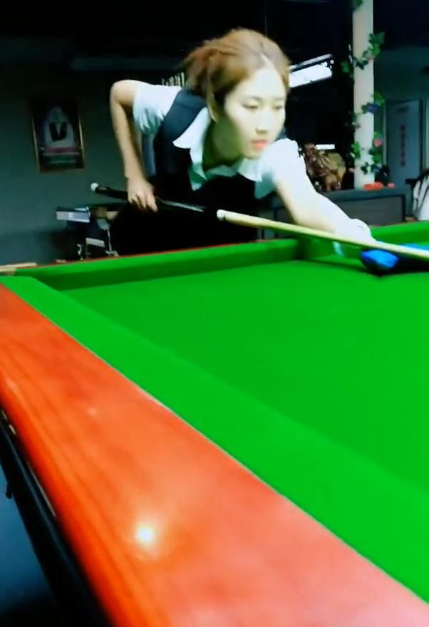 台球美女穿搭黑丝袜、高跟鞋，有没有“摩登女郎”的范?