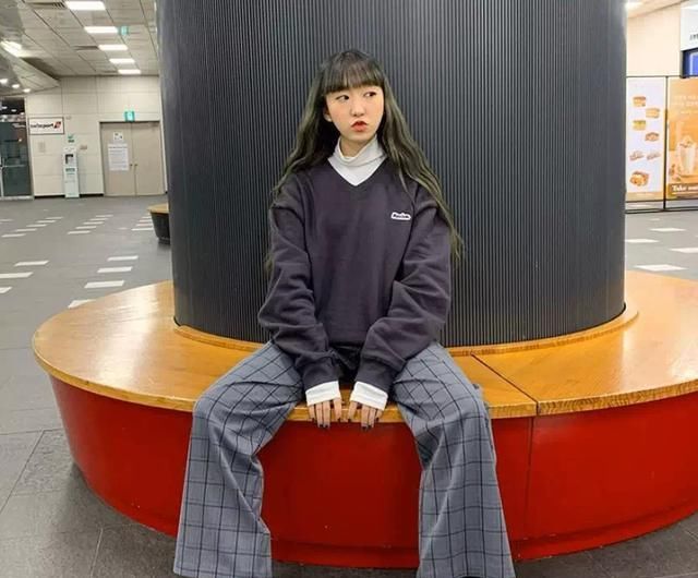  以把■春季穿卫衣连衣裙,搭配平底鞋时尚又减龄。