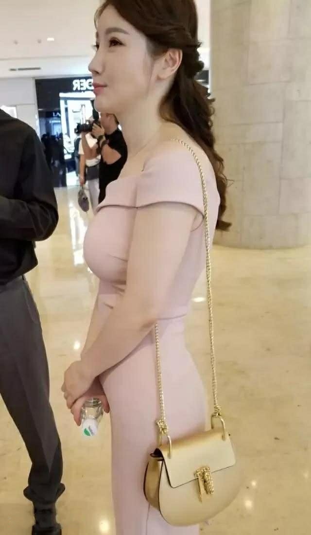气质超好的公司白领，傲人上围令人叹为观止，网友：难怪这么多男