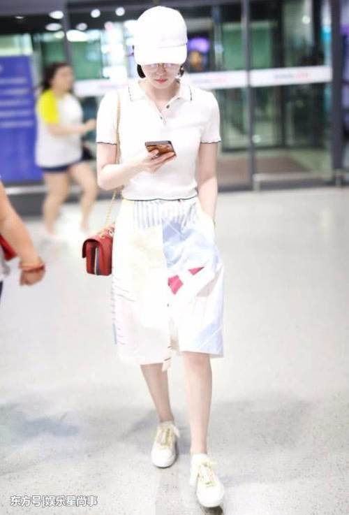 刘诗诗真厉害，穿“彩虹裤”气场十足，普通人可驾驭不了