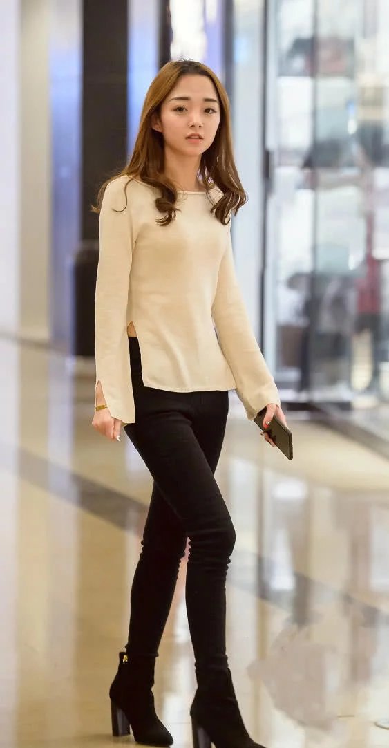 甜美小姐姐修身穿搭勾勒出饱满的胸部，撅起的嘴唇，让人心生怜爱