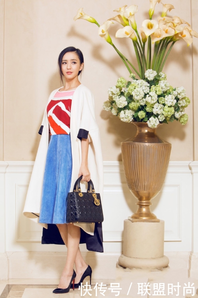 尴尬了佟丽娅！穿深V领吊带都撑不起来，网友：太瘦了！