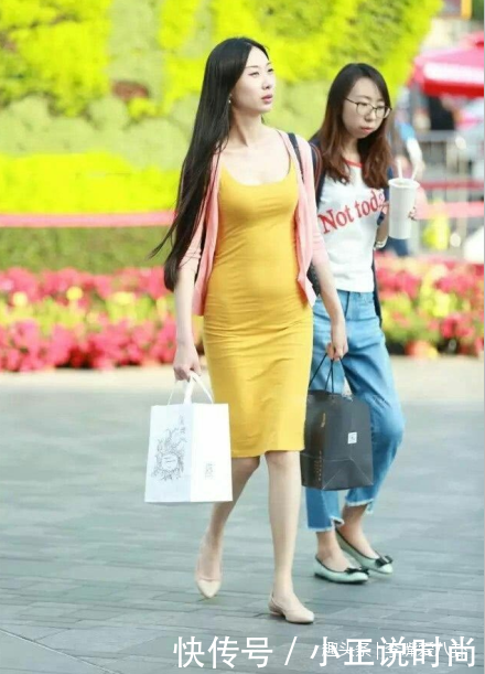 街拍,身材苗条小姐姐穿修身连衣裙勾勒出美好曲线,气质迷人!