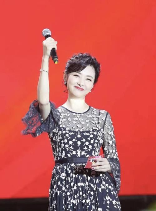 『连衣裙融合』周涛51岁不显老,只因太会穿,身穿印花连衣裙减龄时髦,年轻20岁