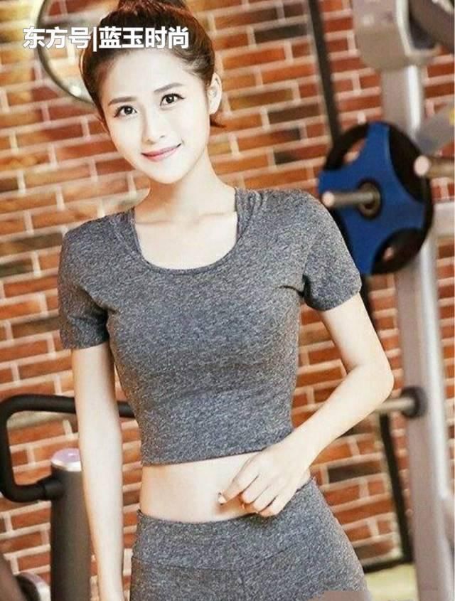 『自然』街拍:打底裤自然又上档次,穿上之后让女生爱不释手