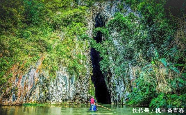 云南大山发现一户人家,在岩洞下盖房子隐居,与世无争