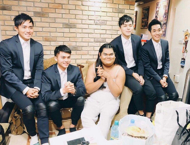 她不喜欢穿内衣，被骂太丑！结果化上妆，瞬间惊艳全场