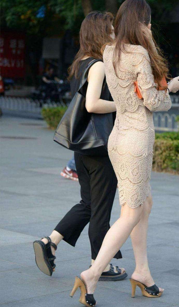 街拍: 透视的镂空裙, 若隐若现吸引男人目光