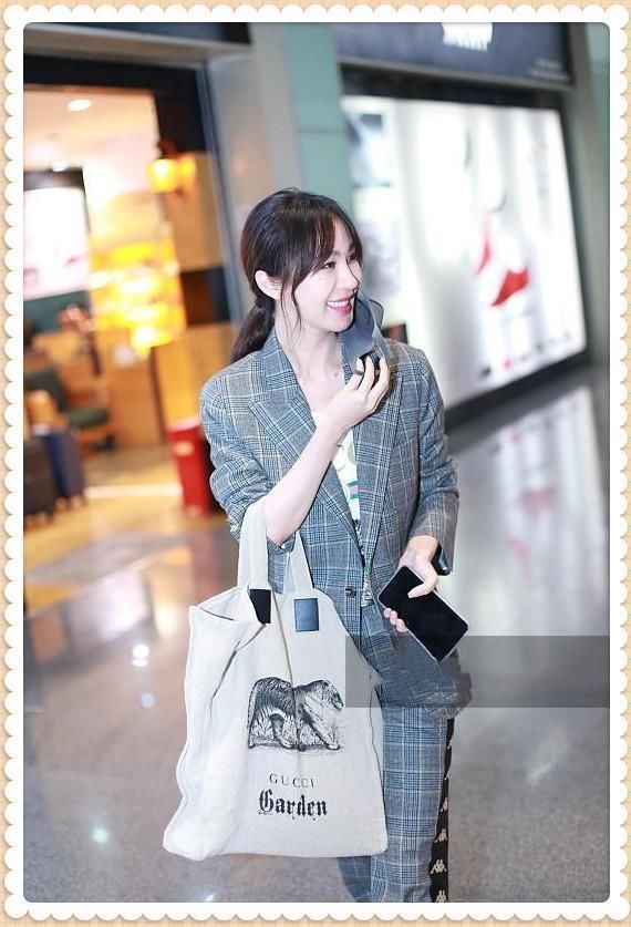 看了杨颖的西装，再看李菲儿，网友直呼：真不敢恭维黄晓明的品味
