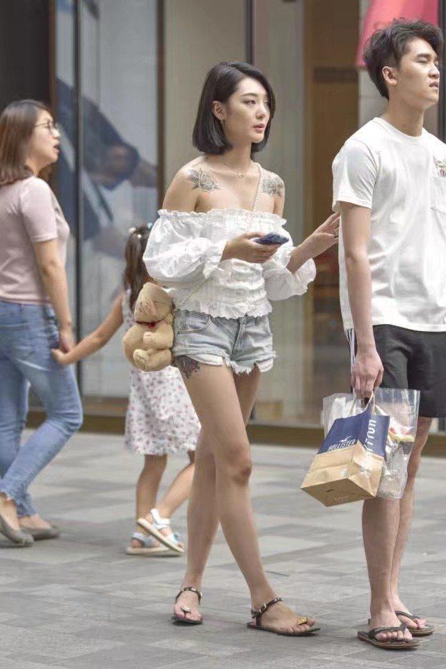 街拍：人美身材好，那些行走在街上的性感女郎！