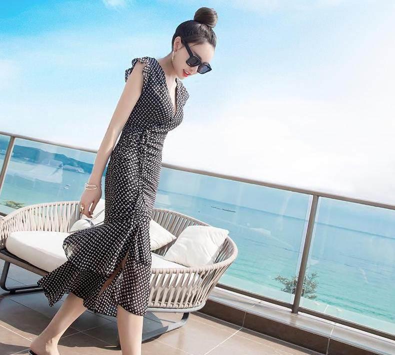 气质美裙端庄出行，简搭出夺目造型