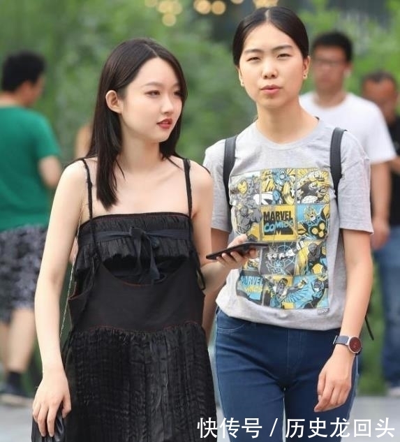  性感■街拍：天生丽质的小姐姐，一条蓝色吊带连衣裙，时尚性感魅力十足