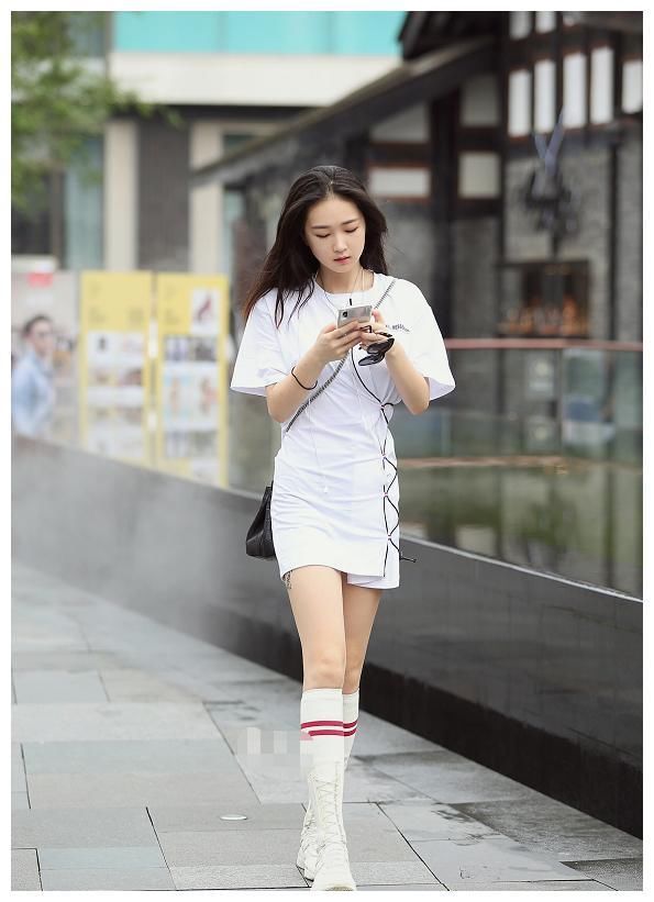 街拍:时尚姑娘清凉出行，图五穿“透明纱”，简直美“呆”了!