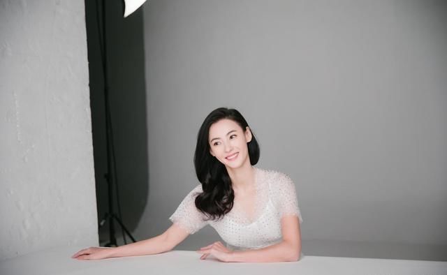 「 白裙」一袭白裙美成仙，网友：娱乐圈最美辣妈，张柏芝最新广告太惊艳