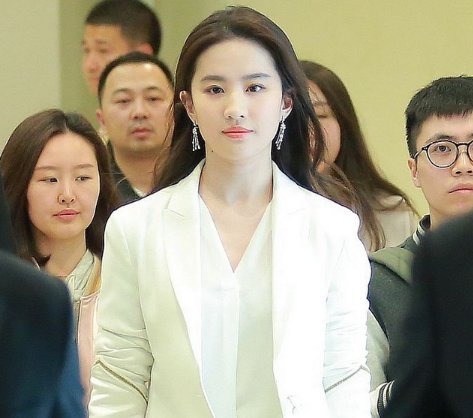 李小璐机场街拍意外遇上刘亦菲，可两人差距还是那么大