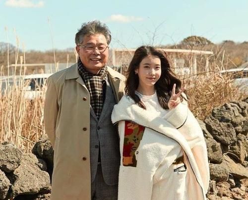  『IU』粉丝晒IU与爸爸合影，感慨长大也要请爱豆当代言人