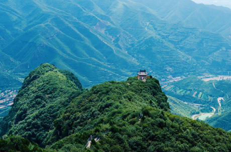 云丘山不仅有离天庭最近的玉皇顶，还有两座常年香火不断的求子山