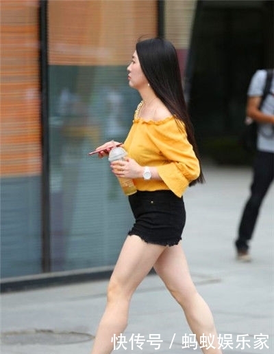  「休闲裤」街拍：瑰姿艳逸的小美女，身穿吊带背心配休闲裤，长相清秀又美丽