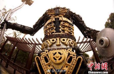 江西一钢铁厂工人废铁造“变形金刚”扮靓工厂