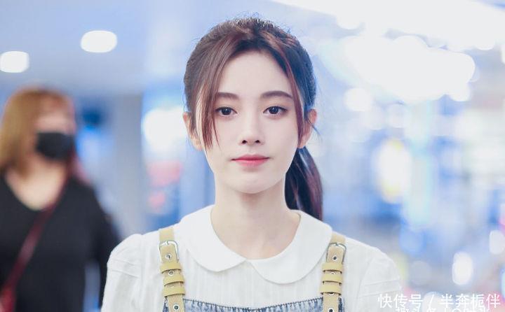  [少女感十足]小时候爱的娃娃领变成潮流神器，春天穿起来超减龄，少女范十足