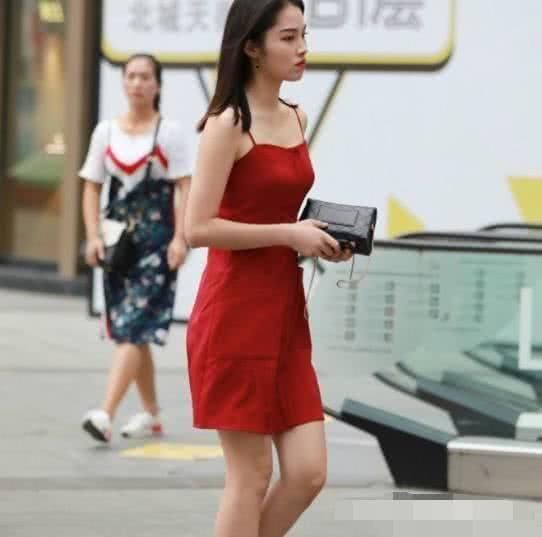 街拍:身材火辣清秀亮丽的小姐姐，简单大方完美凸显甜美气息!