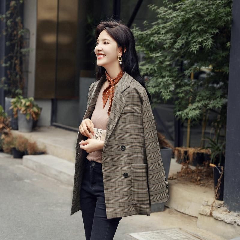 不得不说媳妇真会穿，“港味小西装”搭配牛仔裤，漂亮的清新脱俗