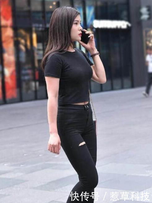  [尽显]街拍美图身姿苗条的小姐姐,简约的穿搭逛街,尽显时尚风采
