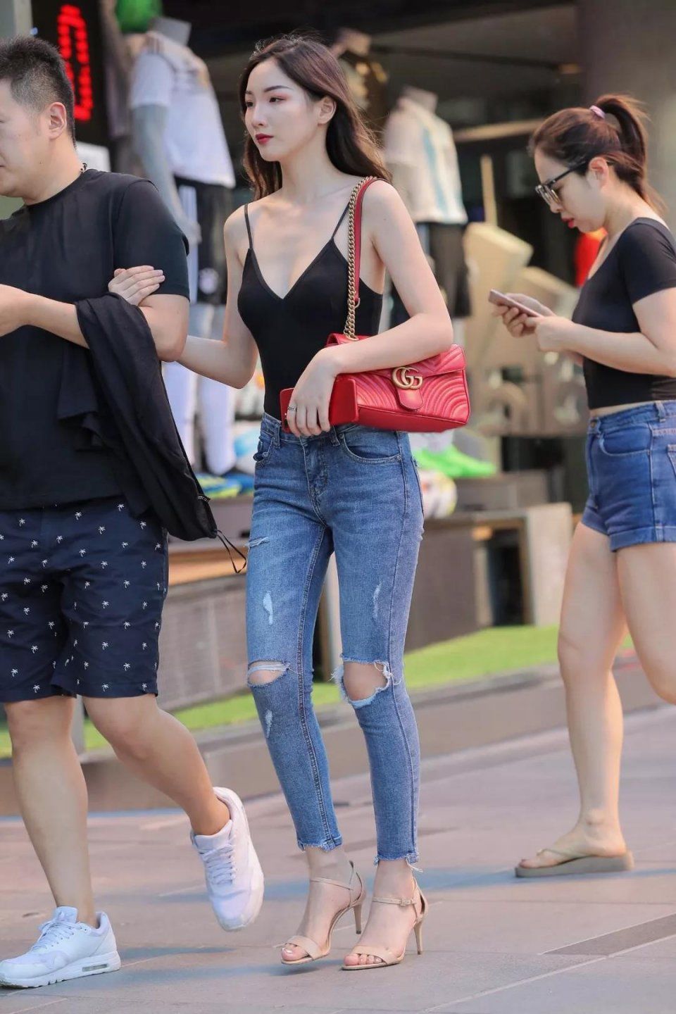 街拍：穿牛仔长裤的超好身材翘臀美女