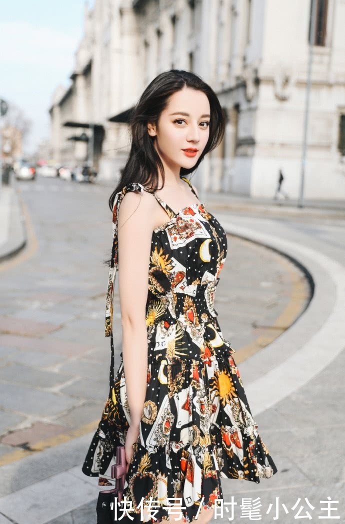 迪丽热巴穿扑克裙现身，不想却被手包抢镜，网友：我可不敢拎出街