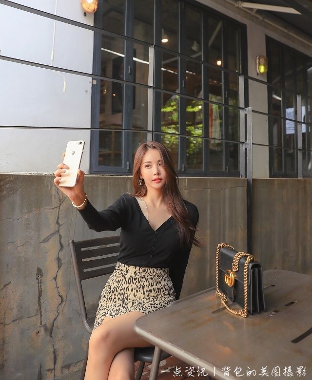 人像摄影：姑娘很是性感撩人，秀出了纤纤玉足