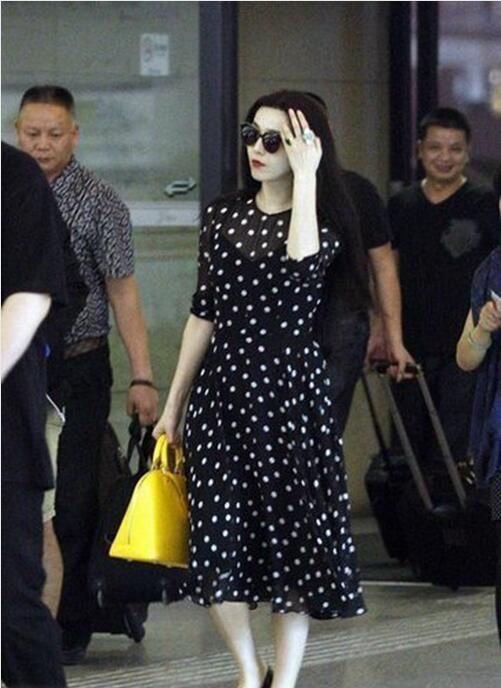 张馨予与范冰冰，机场同穿波点裙，两个女神谁更美？