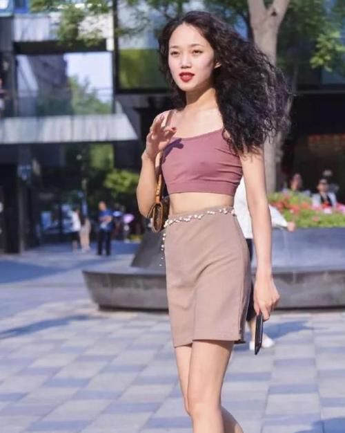  『短袖』街拍：面带笑容的美女，一件粉色短袖配白色短裤，时尚女性风采