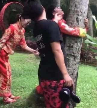  「婚纱照」小情侣拍婚纱照，新郎被逼爬树，看到成片一切都值了