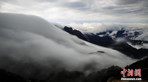 雨后黄山现罕见“瀑布流云” 宛如水墨画卷