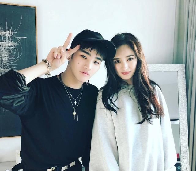 杨幂玩下身失踪，灰色卫衣刚好遮住屁股，网友：真正的“漫画腿”